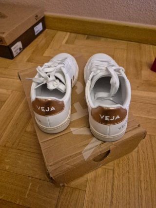 Zapatillas Veja Blancas y Doradas