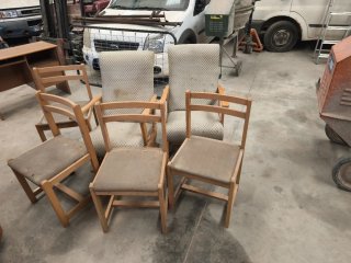 Sillas y mecedoras de tela y madera