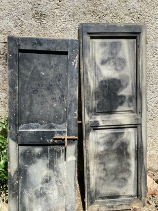 Puerta doble antigua con ventana