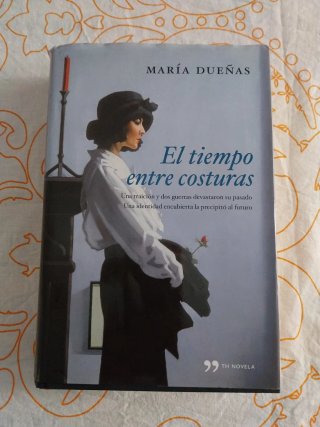 El tiempo entre costuras