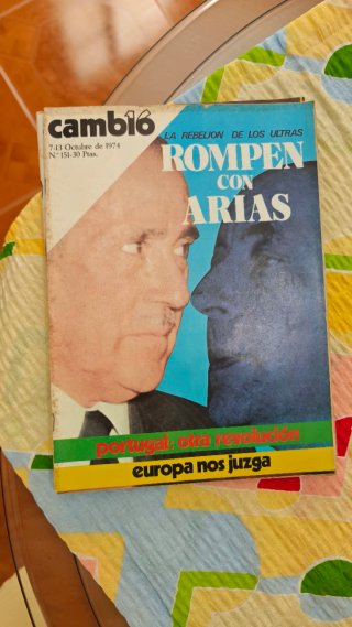Lote de revistas y libretos antiguos de Cambio 16