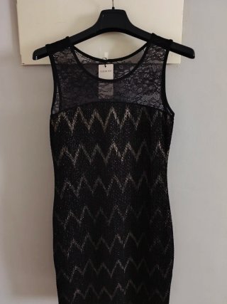 Vestido Negro con Detalles Dorados