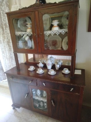 Mueble aparador de madera y cristal