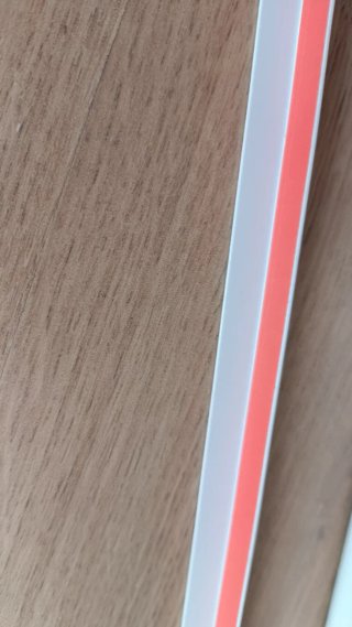 Tapa para cables y perfil blanco.