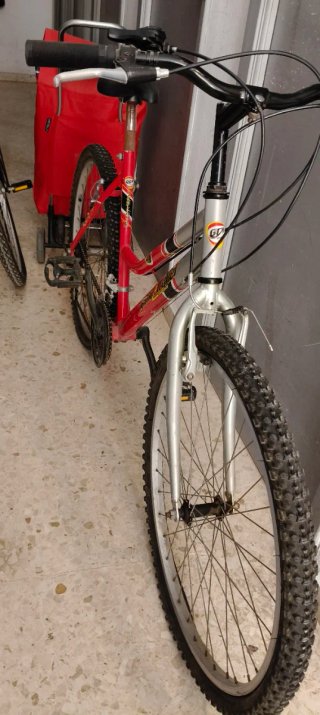 Bicicleta de montaña roja