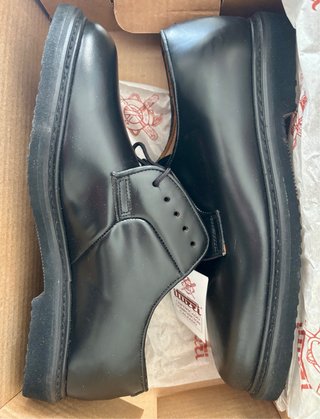 Zapatos de vestir negros.