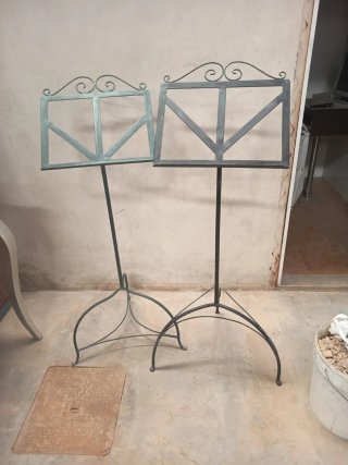 2 Atriles metálicos decorativos