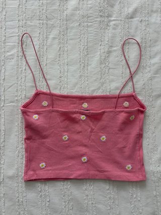 Crop top de canalé con flores de Stradivarius