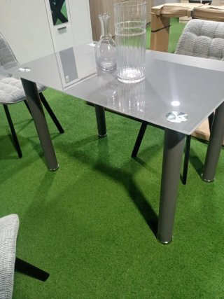 Mesa de cristal y metal gris
