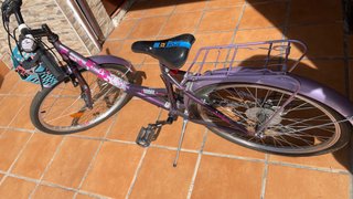 Bicicleta niña morada con cesta