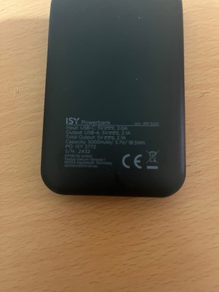Cargador portátil la marca es ISY