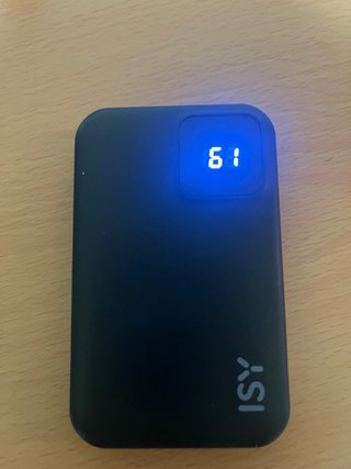 Cargador portátil la marca es ISY