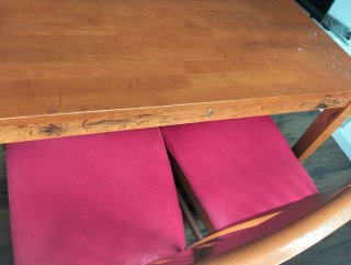 Mesa de madera con 4 sillas