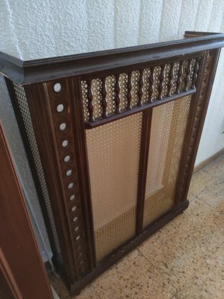 Cubre radiador antiguo madera y ratán