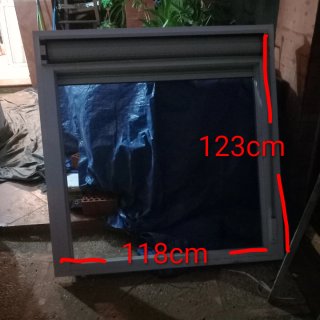 Reja, ventana palillería con persiana y premarco