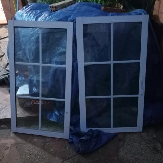 Reja, ventana palillería con persiana y premarco