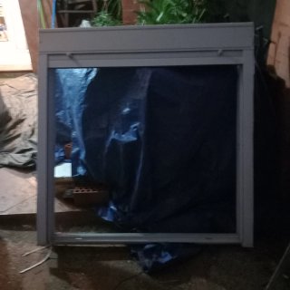 Reja, ventana palillería con persiana y premarco