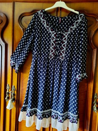 Vestido azul con estampado blanco
