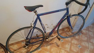 Bicicleta de carretera Pinarello azul
