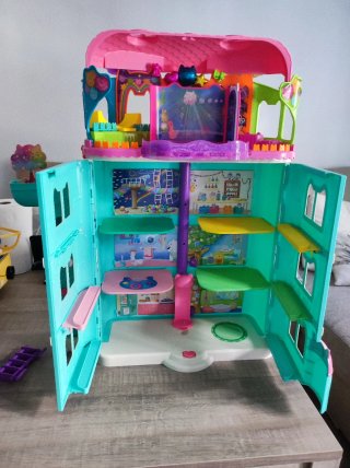 Casa de Gaby con muñecos y accesorios