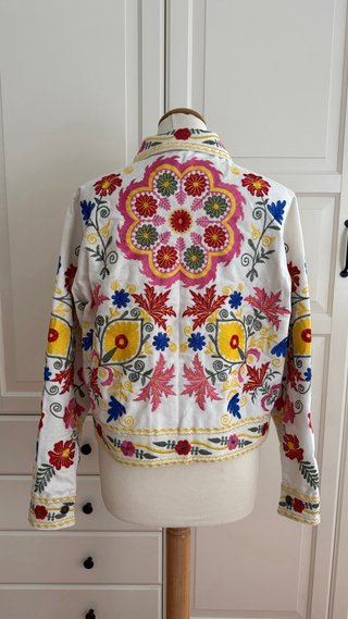 Cazadora blanca bordada floral