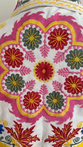 Cazadora blanca bordada floral