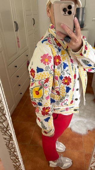 Cazadora blanca bordada floral