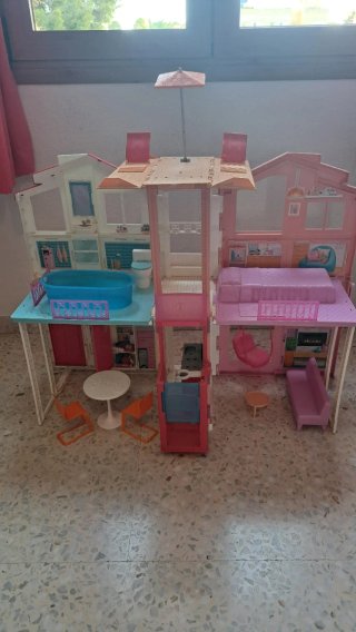 Casa di Barbie rosa in giocattolo