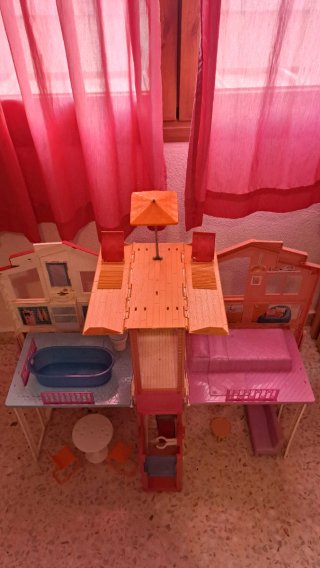 Casa di Barbie rosa in giocattolo