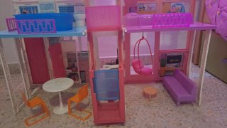 Casa di Barbie rosa in giocattolo