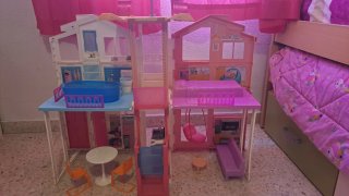 Casa di Barbie rosa in giocattolo