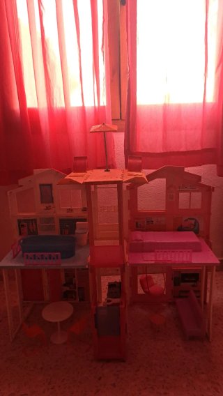 Casa di Barbie rosa in giocattolo