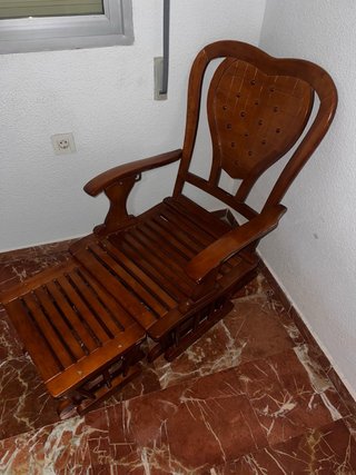 Mecedora de madera con reposapiés