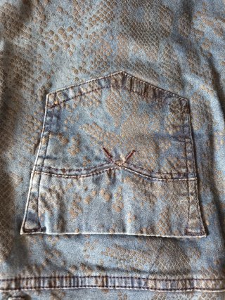 Pantalones tejanos estampado pitón