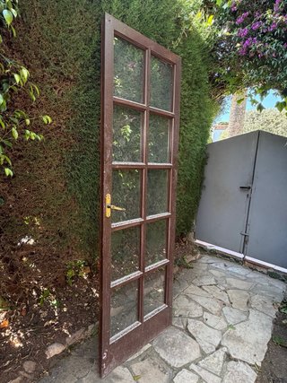 Puerta y ventanas antiguas de madera con cristales