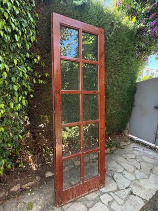 Puerta y ventanas antiguas de madera con cristales