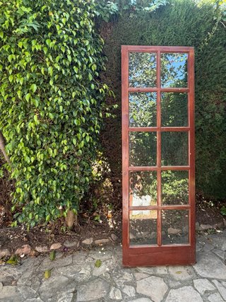Puerta y ventanas antiguas de madera con cristales