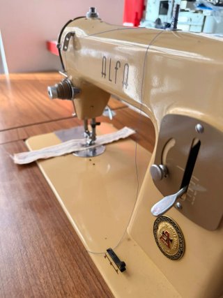 Máquina de coser Alfa modelo 65