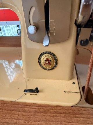 Máquina de coser Alfa modelo 65