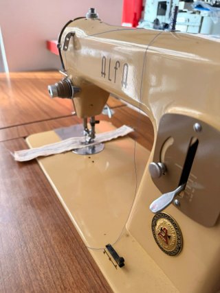 Máquina de coser Alfa modelo 65