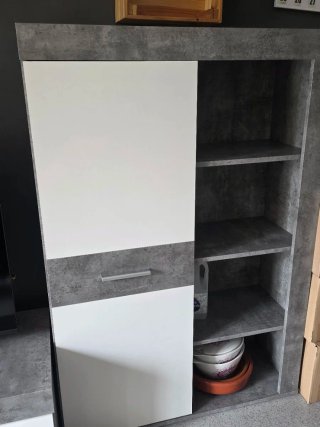 Mueble de salón gris y blanco