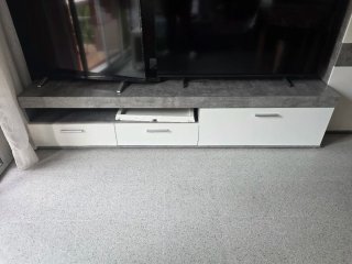 Mueble de salón gris y blanco