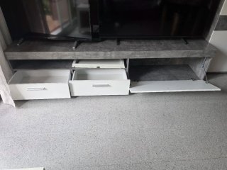 Mueble de salón gris y blanco