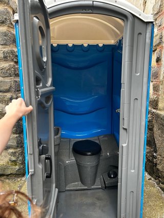 WC portátil obra gris y azul