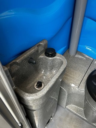 WC portátil obra gris y azul