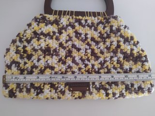 Bolso de mano con asas de madera, a crochet, nuevo
