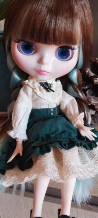 Muñeca Blythe con vestido verde y blanco