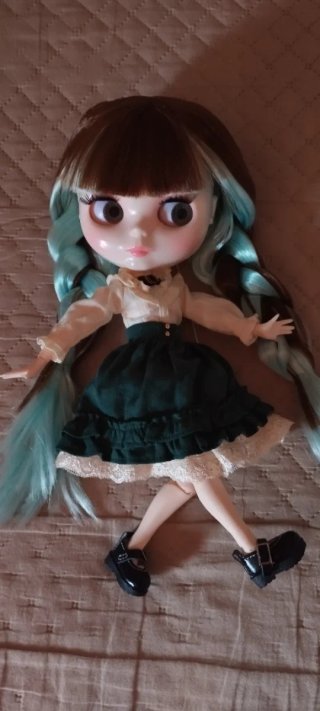 Muñeca Blythe con vestido verde y blanco