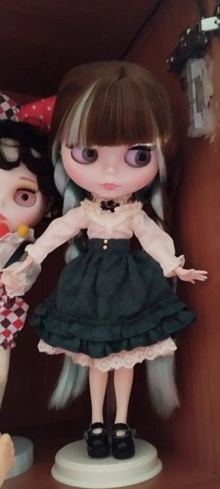 Muñeca Blythe con vestido verde y blanco