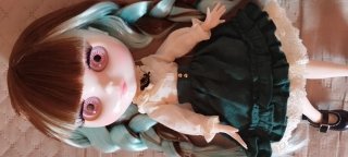 Muñeca Blythe con vestido verde y blanco